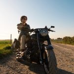 homem-de-tiro-completo-andando-de-moto_23-2150819772